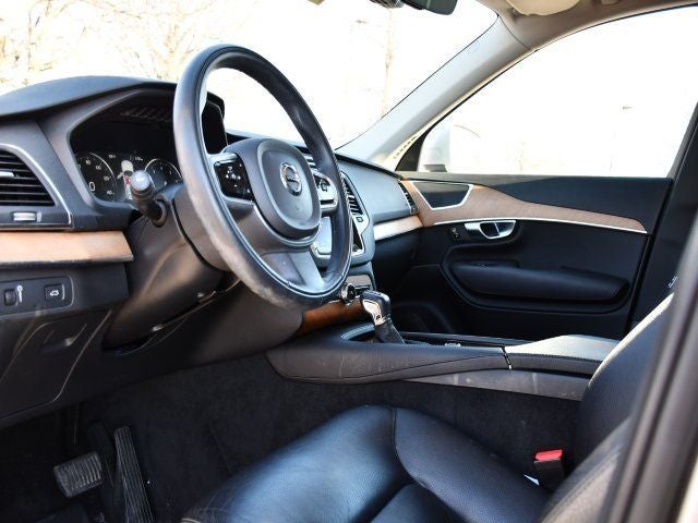 2022 Volvo XC90 Momentum