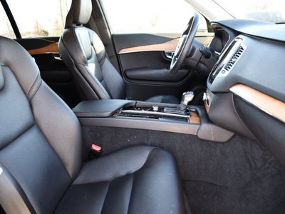 2022 Volvo XC90 Momentum