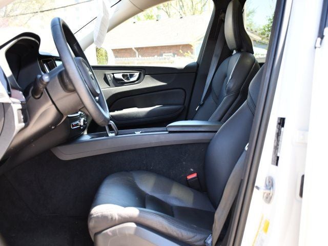 2023 Volvo XC60 Plus Bright Theme