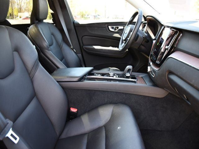 2023 Volvo XC60 Plus Bright Theme