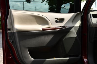 2013 Toyota Sienna XLE 8 Passenger