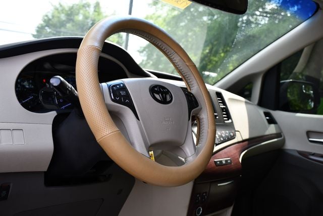 2013 Toyota Sienna XLE 8 Passenger