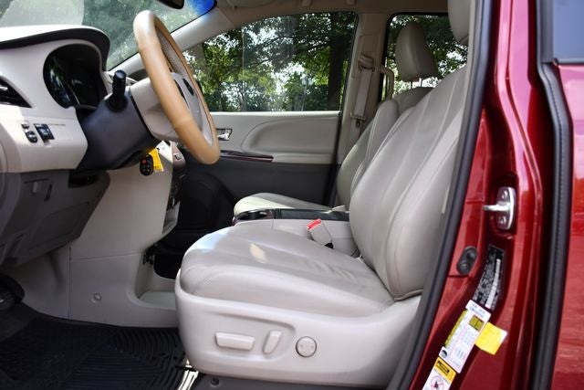 2013 Toyota Sienna XLE 8 Passenger