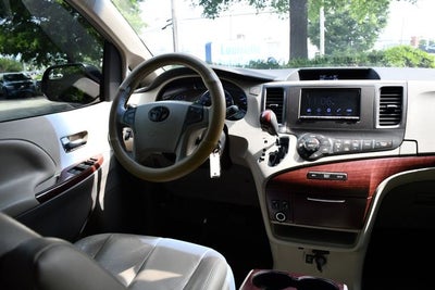2013 Toyota Sienna XLE 8 Passenger
