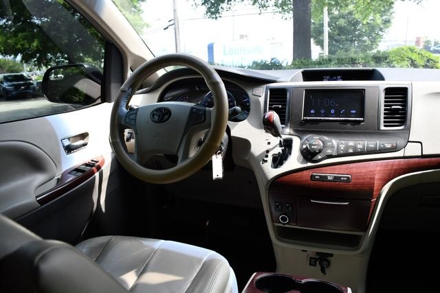 2013 Toyota Sienna XLE 8 Passenger