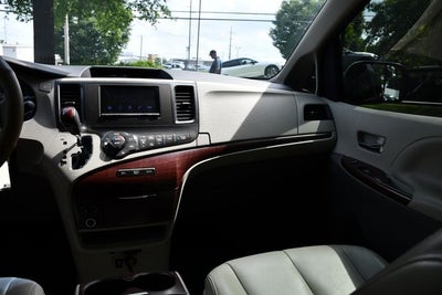 2013 Toyota Sienna XLE 8 Passenger