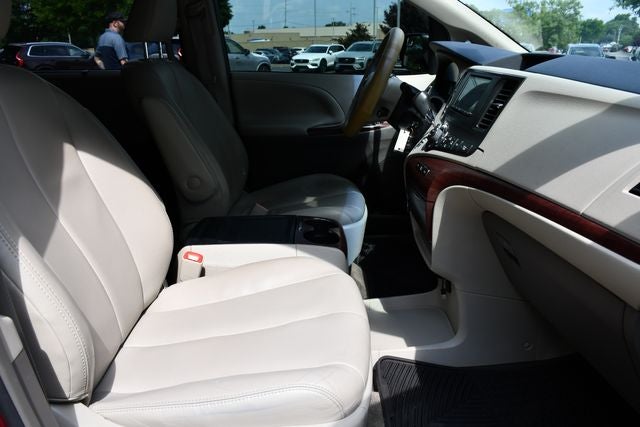 2013 Toyota Sienna XLE 8 Passenger