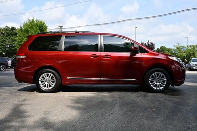 2013 Toyota Sienna XLE 8 Passenger
