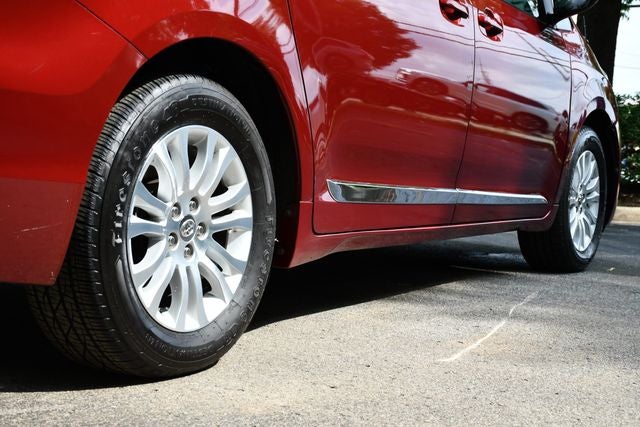 2013 Toyota Sienna XLE 8 Passenger