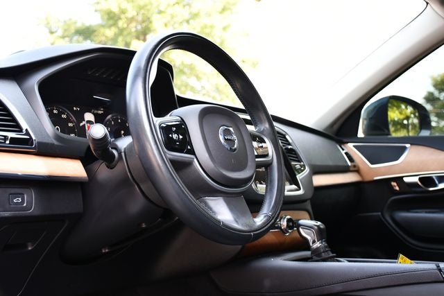 2021 Volvo XC90 T6 Momentum