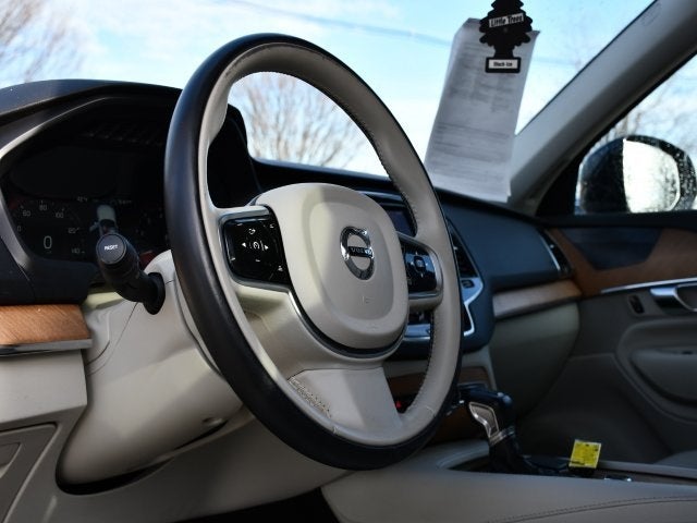 2022 Volvo XC90 T6 Momentum