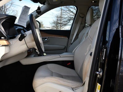 2022 Volvo XC90 T6 Momentum