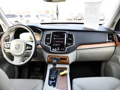 2022 Volvo XC90 T6 Momentum