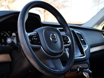 2022 Volvo XC90 T6 Momentum
