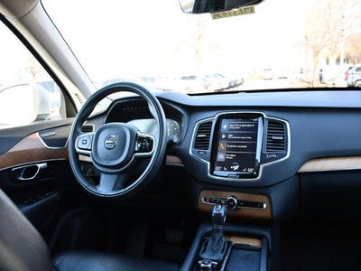 2022 Volvo XC90 T6 Momentum