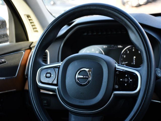 2022 Volvo XC90 T6 Momentum