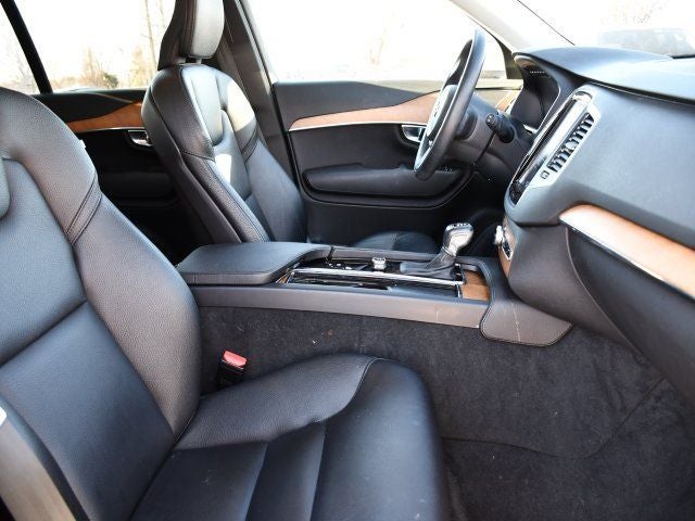 2022 Volvo XC90 T6 Momentum