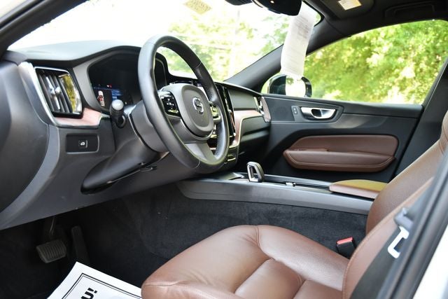 2024 Volvo XC60 B5 Plus Dark Theme