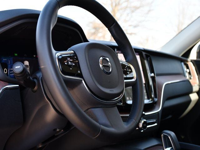 2024 Volvo XC60 B5 Plus Dark Theme