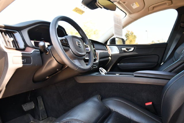 2024 Volvo XC60 B5 Ultimate Dark Theme