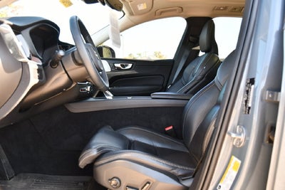 2024 Volvo XC60 B5 Ultimate Dark Theme