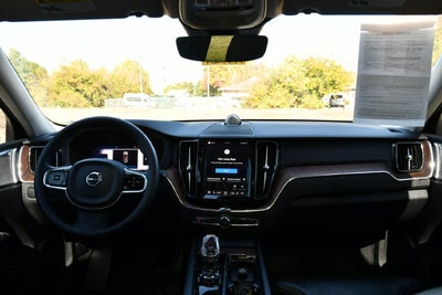 2024 Volvo XC60 B5 Ultimate Dark Theme