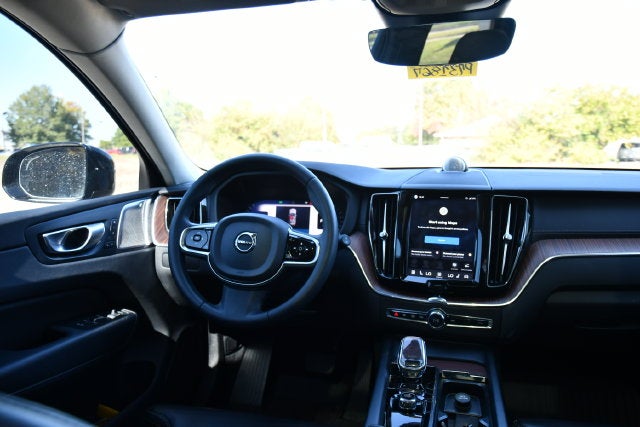 2024 Volvo XC60 B5 Ultimate Dark Theme