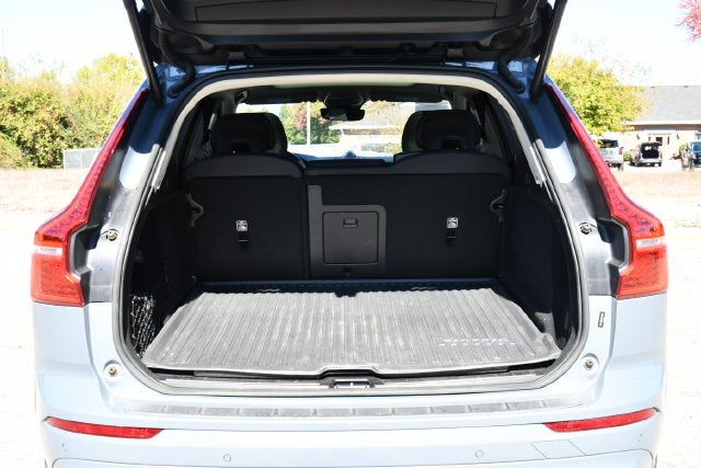 2024 Volvo XC60 B5 Ultimate Dark Theme