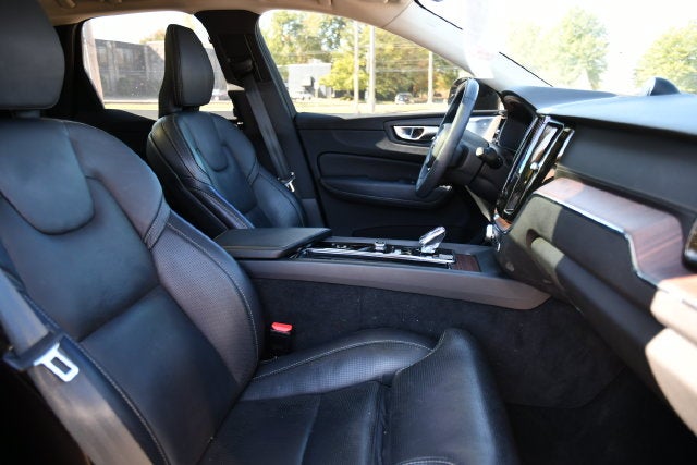 2024 Volvo XC60 B5 Ultimate Dark Theme