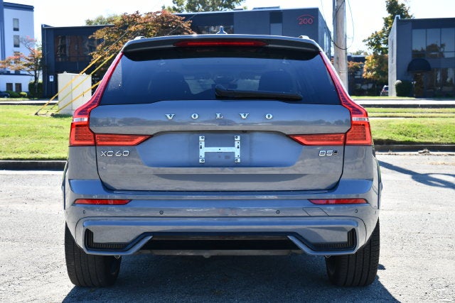 2024 Volvo XC60 B5 Ultimate Dark Theme