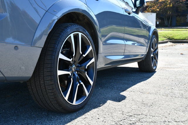 2024 Volvo XC60 B5 Ultimate Dark Theme