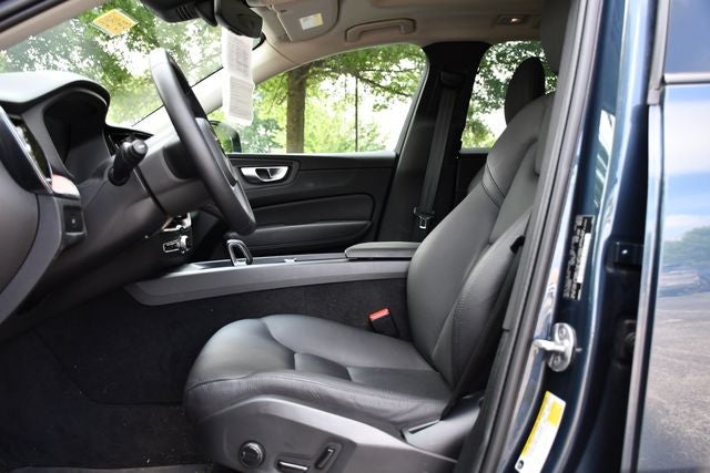 2023 Volvo XC60 B5 Plus Dark Theme