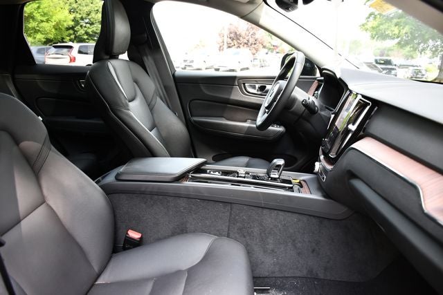 2023 Volvo XC60 B5 Plus Dark Theme