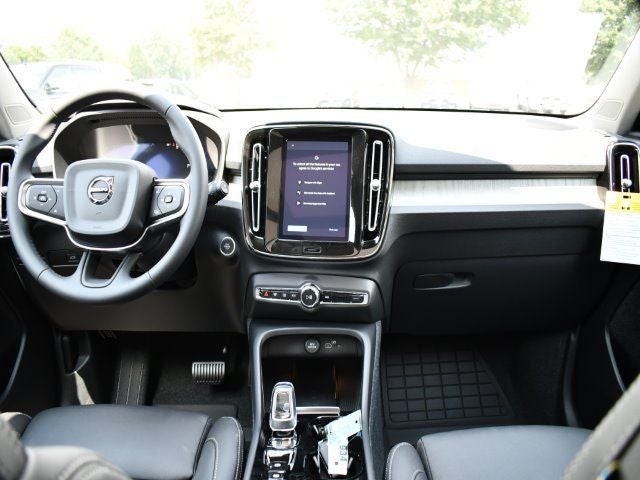 2025 Volvo XC40 B5 Plus Dark Theme