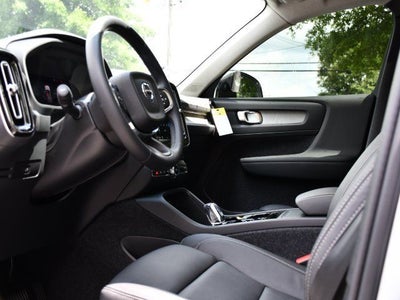 2025 Volvo XC40 B5 Plus Dark Theme