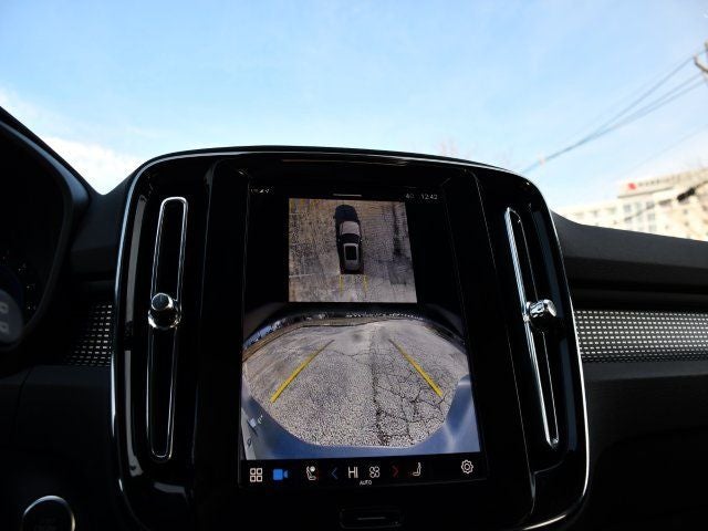 2025 Volvo XC40 B5 Plus Dark Theme