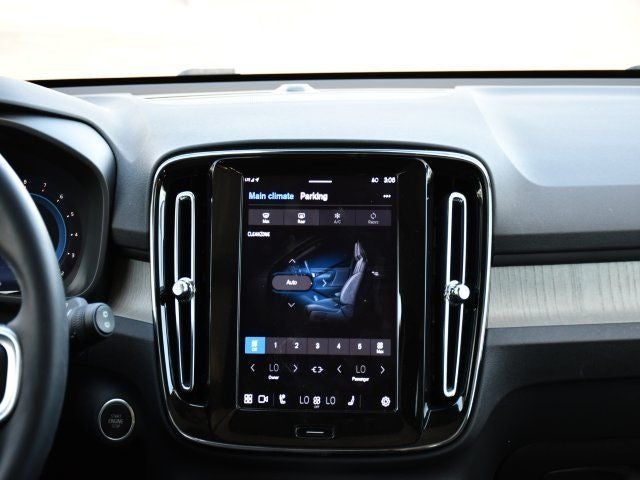 2025 Volvo XC40 B5 Plus Bright Theme