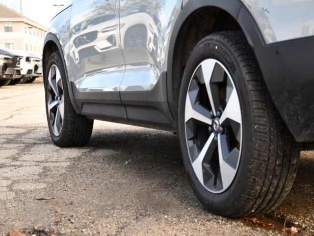 2025 Volvo XC40 B5 Plus Bright Theme