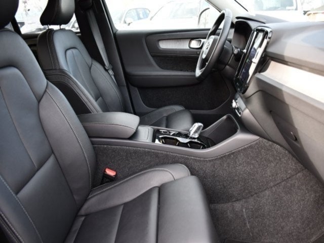 2025 Volvo XC40 B5 Plus Bright Theme