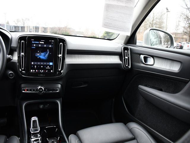 2025 Volvo XC40 B5 Plus Bright Theme