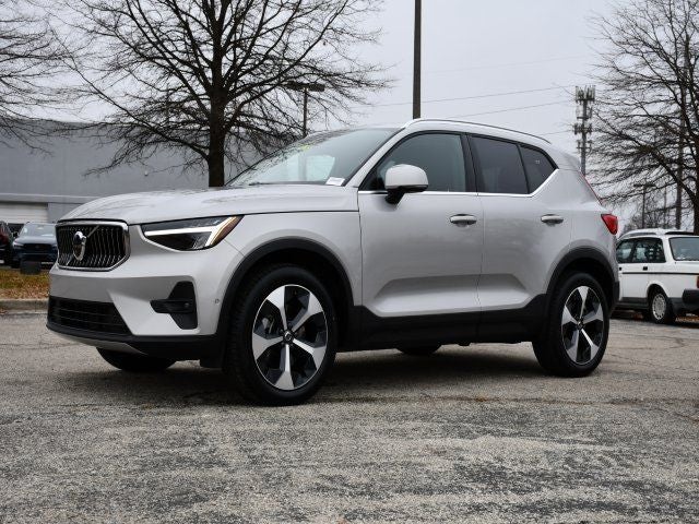 2025 Volvo XC40 B5 Plus Bright Theme