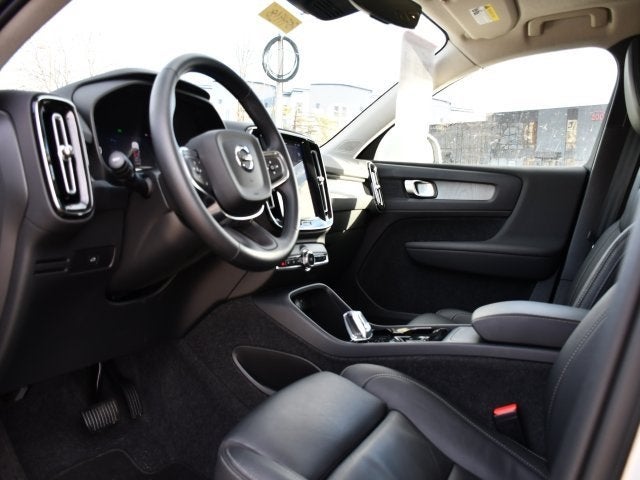 2025 Volvo XC40 B5 Plus Bright Theme