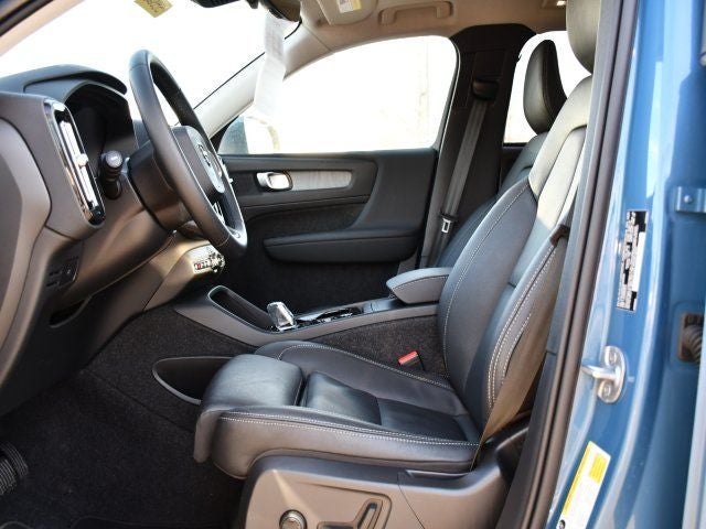 2025 Volvo XC40 B5 Plus Bright Theme