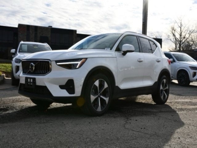 2025 Volvo XC40 B5 Plus Bright Theme