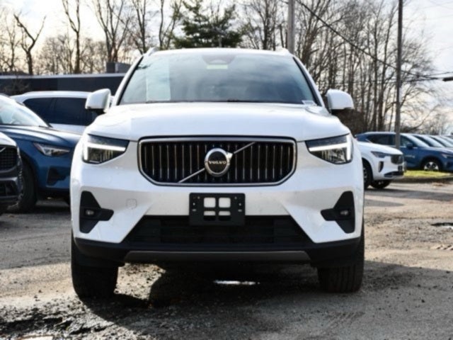 2025 Volvo XC40 B5 Plus Bright Theme