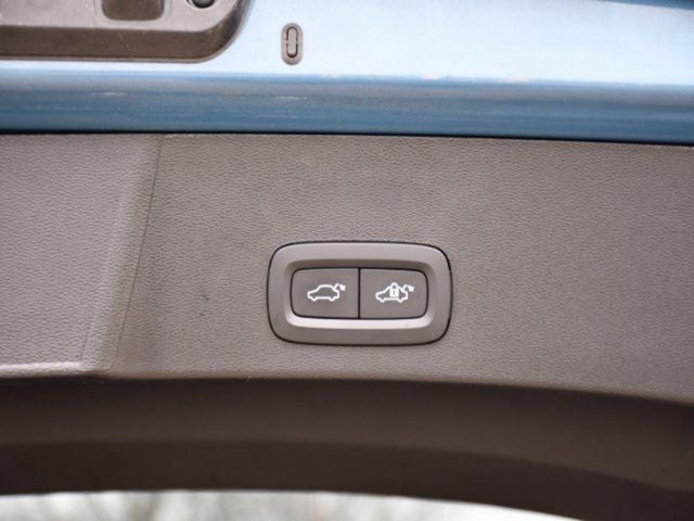 2025 Volvo XC40 B5 Core