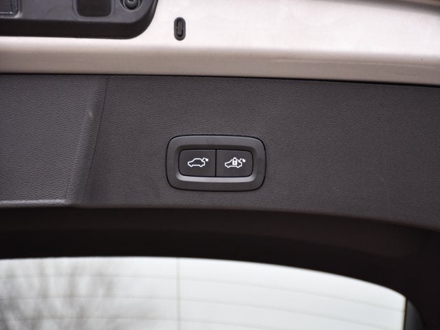 2025 Volvo XC40 B5 Core