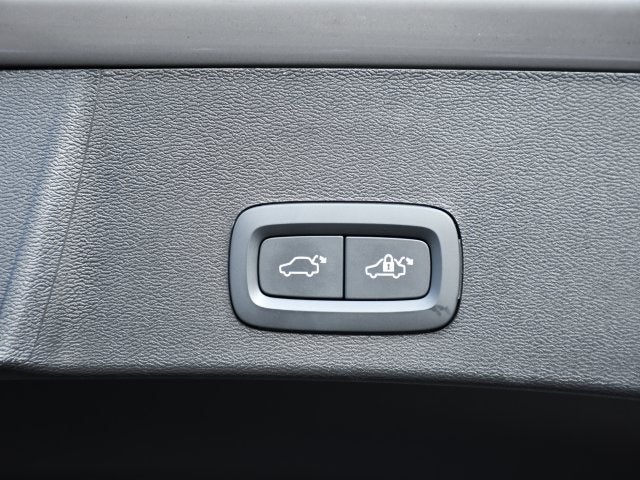 2025 Volvo XC40 B5 Core