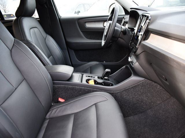 2025 Volvo XC40 B5 Core