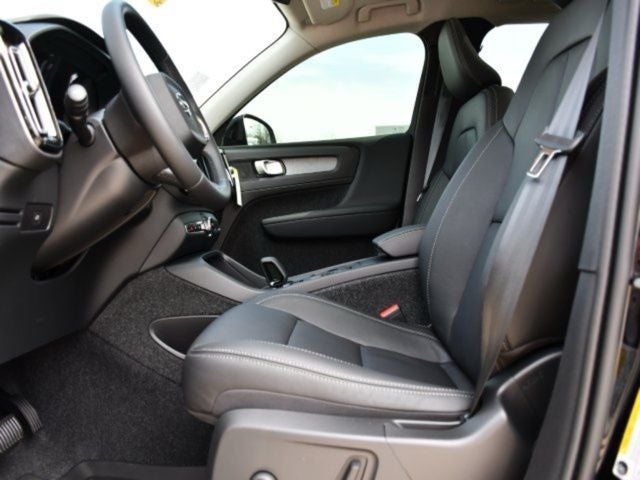 2025 Volvo XC40 B5 Core